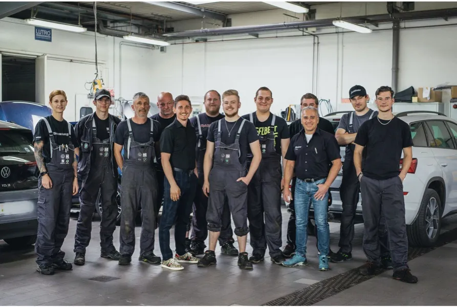 David HR mit dem Werkstatt-Team eines Partnerbetriebs