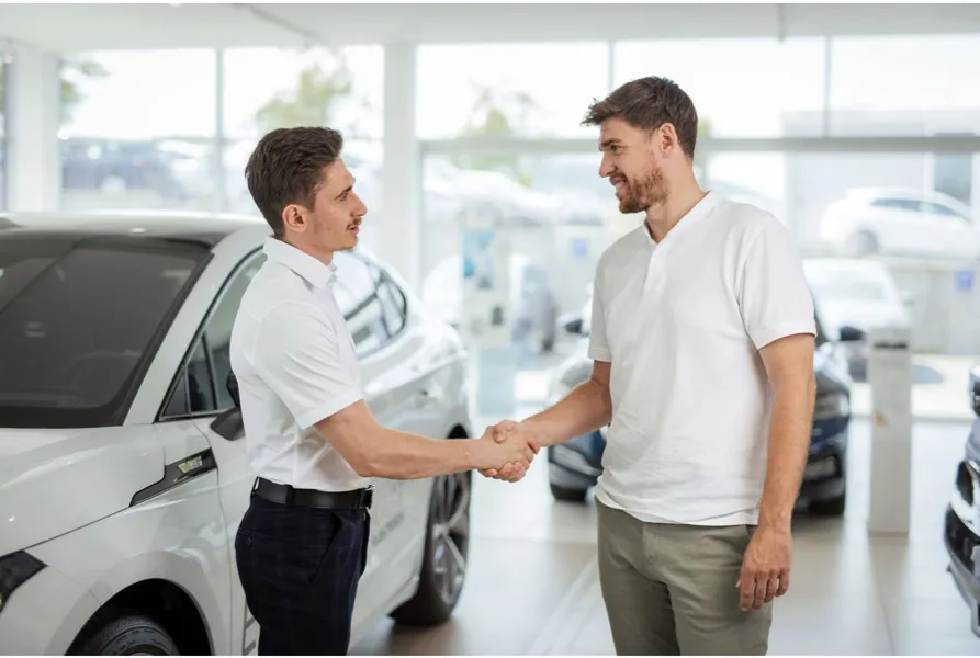 David HR beim Handschlag im Autohaus
