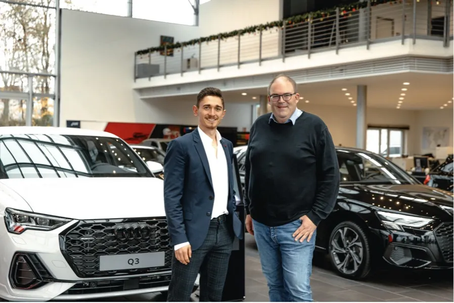 David HR mit Betriebsinhaber im Showroom