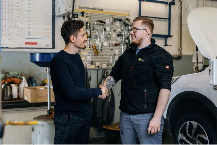 David HR mit Mechaniker in der Werkstatt